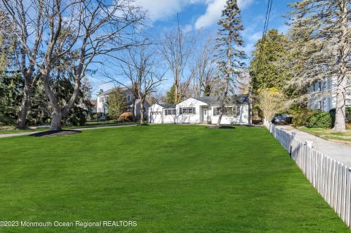 472 Branch Ave, Little Silver NJ  07739-1111 exterior