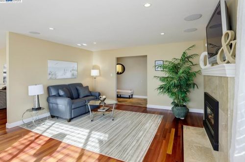 1476 Regent Dr, San Leandro CA 94577-5323 exterior