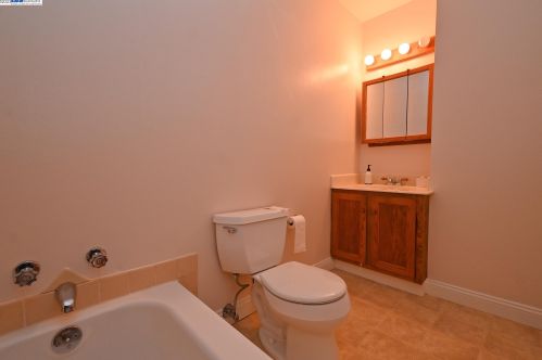 14297 Tiburon Rd, San Leandro CA 94577-6536 exterior