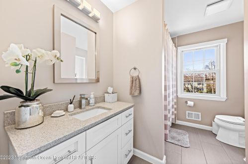 450 Branch Ave, Little Silver NJ  07739-1111 exterior