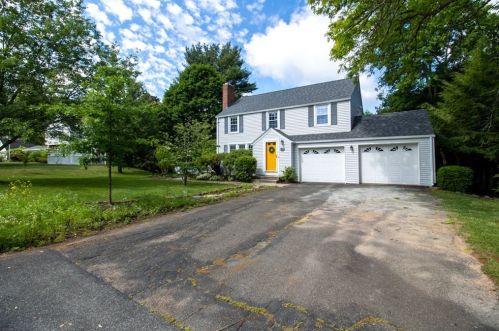 51 East St, South Hadley MA  01075-2115 exterior