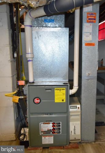 353 Hendrickson Ave, West Deptford NJ 08096-1327 exterior