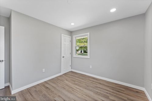 300 May Ave, West Deptford NJ 08096-1167 exterior