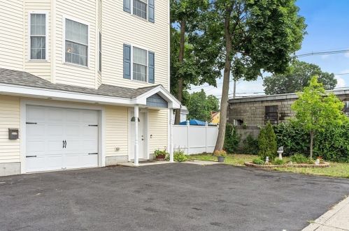 29 Grafton St, Lawrence, MA 01843-2825