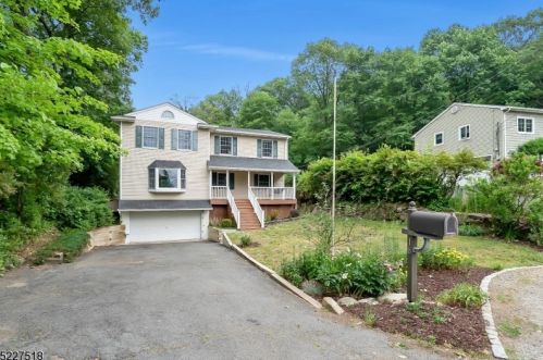 18 Maple Rd, Skyline Lakes, NJ 07456-2215