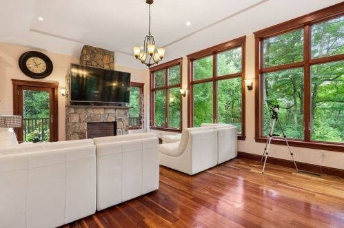 112 Edgewater Dr, Needham MA 02492-2776 exterior