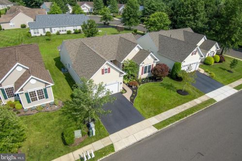 19 Ambrose Dr, Columbus NJ  08022-2305 exterior