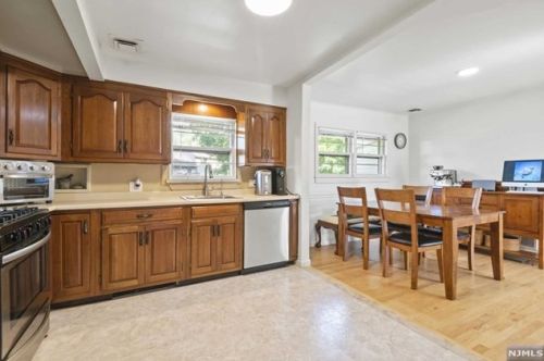 32 Deacon Pl, Cresskill NJ  07626-1139 exterior