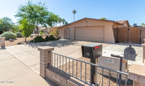 1826 Acoma Dr, Phoenix AZ 85032-4892 exterior