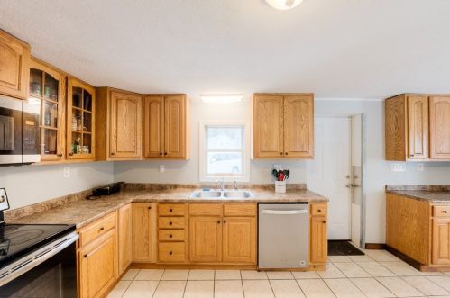 1098 Western Ave, Montgomery MA 01085-2616 exterior