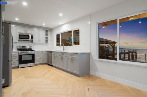 13095 Neptune Dr, San Leandro CA  94577-3130 exterior