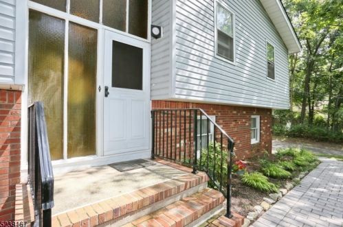 75 Dewey Dr, Skyline Lakes, NJ 07456-2704