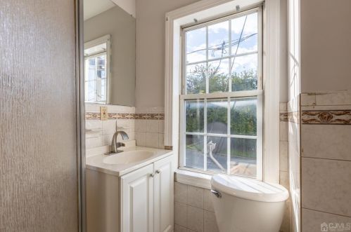 6 Railroad Ave, Carteret NJ 07008 exterior