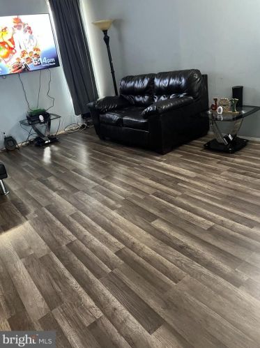 3840 6th St, Philadelphia, PA 19140-3327