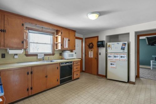 1062 Taunton Ave, Seekonk MA 02771-3111 exterior