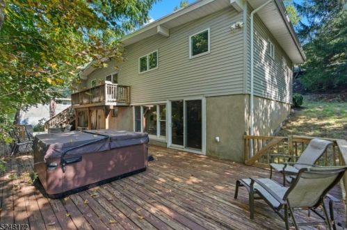 20 Robin Ln, Skyline Lakes NJ 07456-2932 exterior