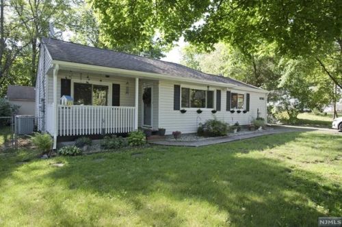 9 Palm Ter, Skyline Lakes, NJ 07456-2516