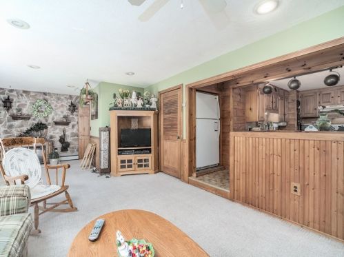 12 Candlewood St, Worcester MA 01602-2804 exterior