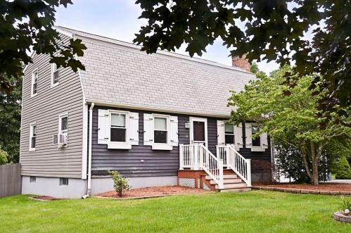 44 Bittersweet Dr, Seekonk, MA 02771-1103