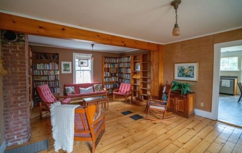 77 Mcclellan St, Amherst MA 01002-2012 exterior