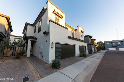 3033 37th Way, Phoenix AZ  85018-2219 exterior