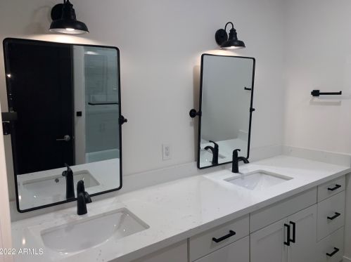 2022 22 Pl, Phoenix AZ 85042-8100 exterior