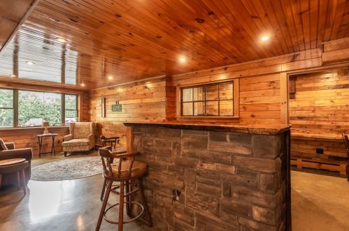 550 Hart St, Dighton MA  02715-1407 exterior