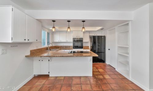 2818 Clarendon Ave, Phoenix AZ 85031-3142 exterior