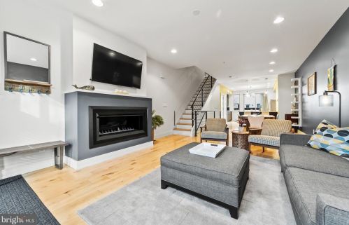 973 5th St, Philadelphia, PA 19147-4107