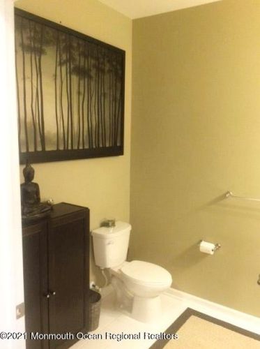 28 Kyle Dr, Tinton Falls NJ 07712-7535 exterior