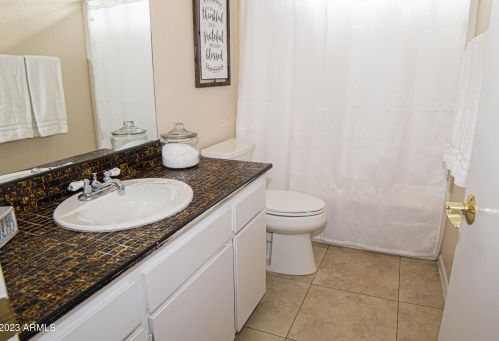 2322 Country Gables Dr, Phoenix AZ 85053-4532 exterior