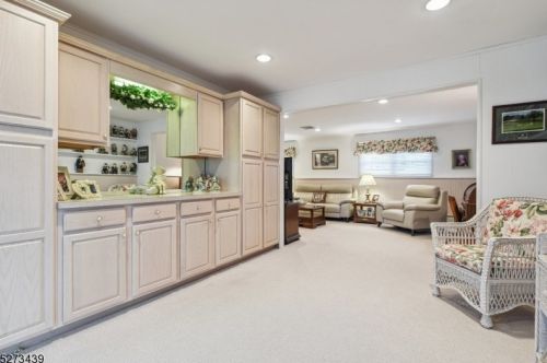 47 Ronald Dr, East Hanover NJ  07936-1420 exterior