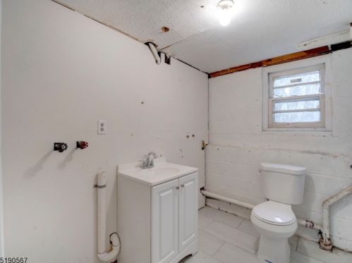 17 Jeraldo St, Belleville NJ 07109-1035 exterior