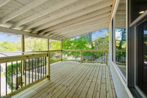 454 Skyline Lk Dr, Skyline Lakes NJ 07456-1917 exterior