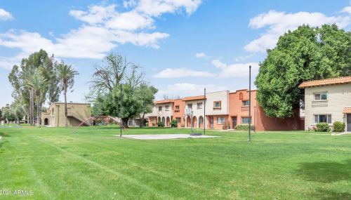 2818 Clarendon Ave, Phoenix AZ 85031-3142 exterior