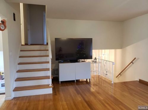 9 Burns Pl, Cresskill NJ  07626-1003 exterior