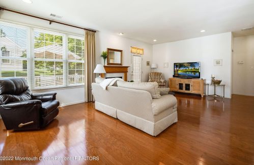 9 Fernwood Dr, Tinton Falls NJ 07712-8713 exterior