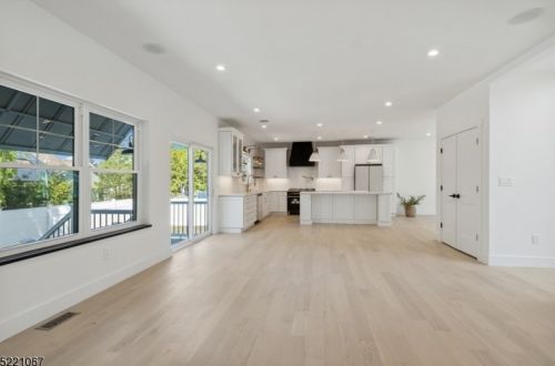 19 Grant Ave, East Hanover NJ  07936-2950 exterior