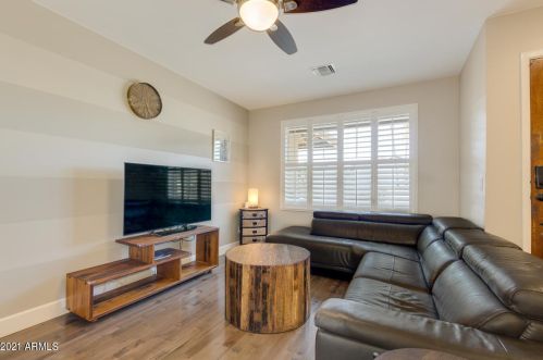 725 Country Gables Dr, Phoenix AZ 85053-4528 exterior