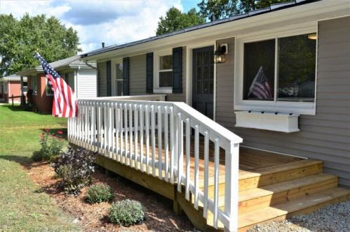 230 Triangle, Louisville KY  40229-4081 exterior