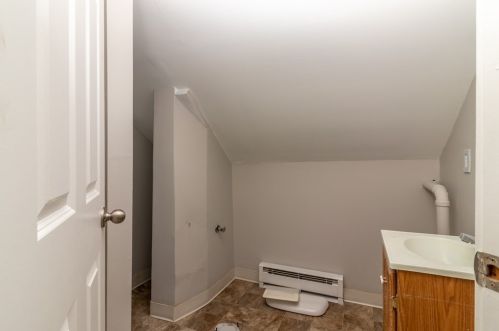 9 Grove St, Fall River MA 02720-4918 exterior