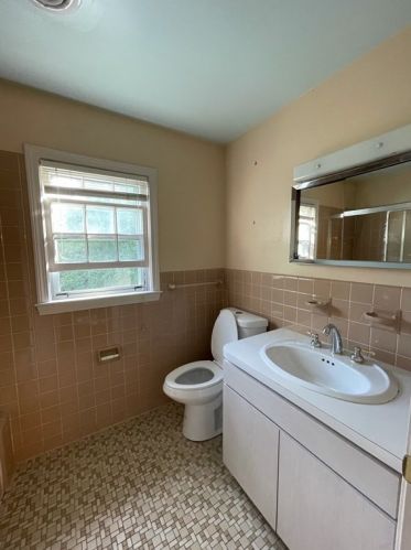 327 Dedham St, Newton MA 02461-2108 exterior