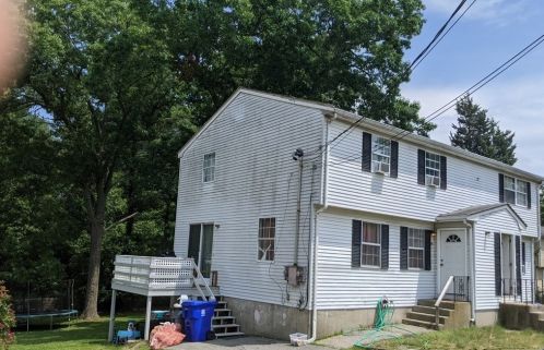 90 Staples St, Taunton, MA 02718-1415