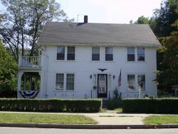 712 Watertown St, Newton, MA 02460-1354