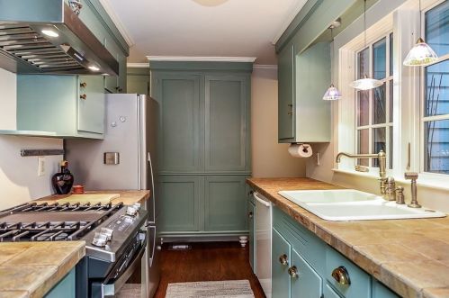 52 Woodleigh Rd, Dedham MA 02026-3129 exterior