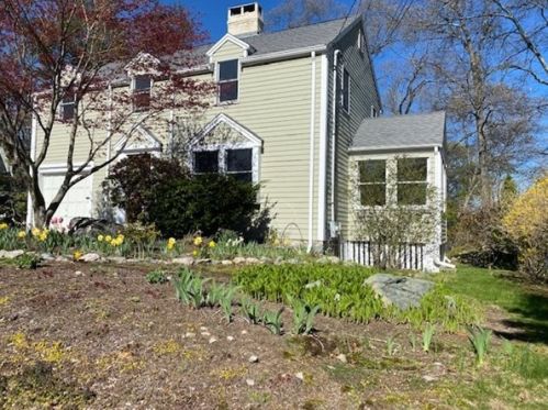 228 Woodcliff Rd, Newton MA 02461-2128 exterior