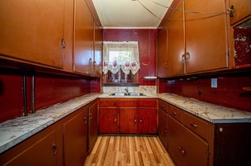 93 Grv St, Fall River MA 02720-5008 exterior