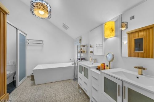 79 Pinewood Dr, Skyline Lakes NJ  07456-1122 exterior