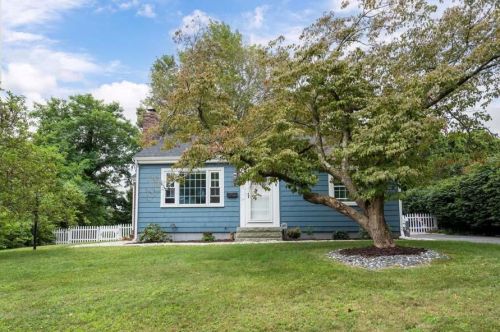 28 Hall St, Plymouth, MA 02360-4122