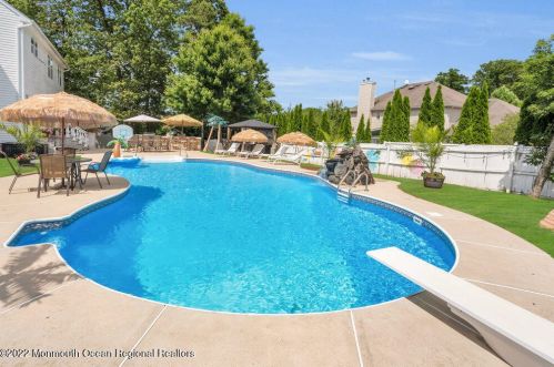 1 Highland Dr, Jackson Twp NJ 08527-1213 exterior